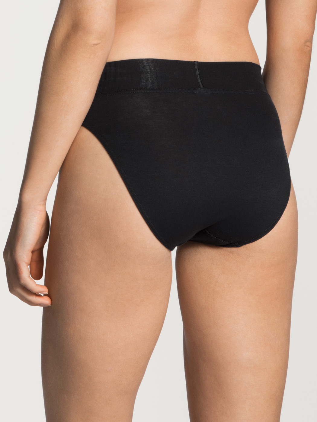 Damen-Model trägt Slip, High-Waist, 2er-Pack aus Baumwolle in Schwarz, Einfarbig aus Serie Elastic Duopack von CALIDA, Rückansicht