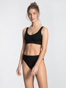 Damen-Model trägt Slip, High-Waist, 2er-Pack aus Baumwolle in Schwarz, Einfarbig aus Serie Elastic Duopack von CALIDA, Outfit