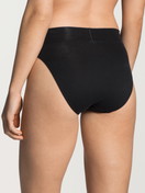 Le mannequin Femme porte le/la Slip taille haute, lot de 2 en Coton de couleur Noir, Unicolore, de la série Elastic Duopack de CALIDA, Vue arrière