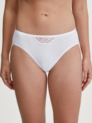 Damen-Model trägt Mini-Slip aus 100% Baumwolle in Weiß, Spitze aus Serie Cotton Desire von CALIDA, Vorderansicht