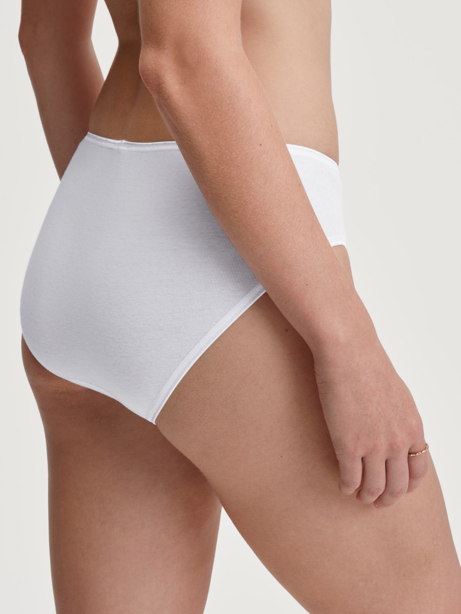 Le mannequin Femme porte le/la Culotte mini en 100% coton de couleur Blanc, Dentelle, de la série Cotton Desire de CALIDA, Vue arrière