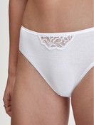 Damen-Model trägt Mini-Slip aus 100% Baumwolle in Weiß, Spitze aus Serie Cotton Desire von CALIDA, Detail