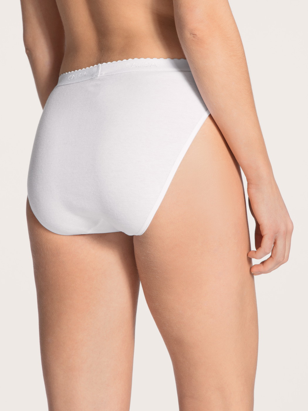 Le mannequin Femme porte le/la Culotte en 100% coton de couleur Blanc, Unicolore, de la série Iconics de CALIDA, Vue arrière