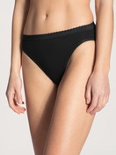 Le mannequin Femme porte le/la Culotte en 100% coton de couleur Noir, Unicolore, de la série Iconics de CALIDA, Vue de face