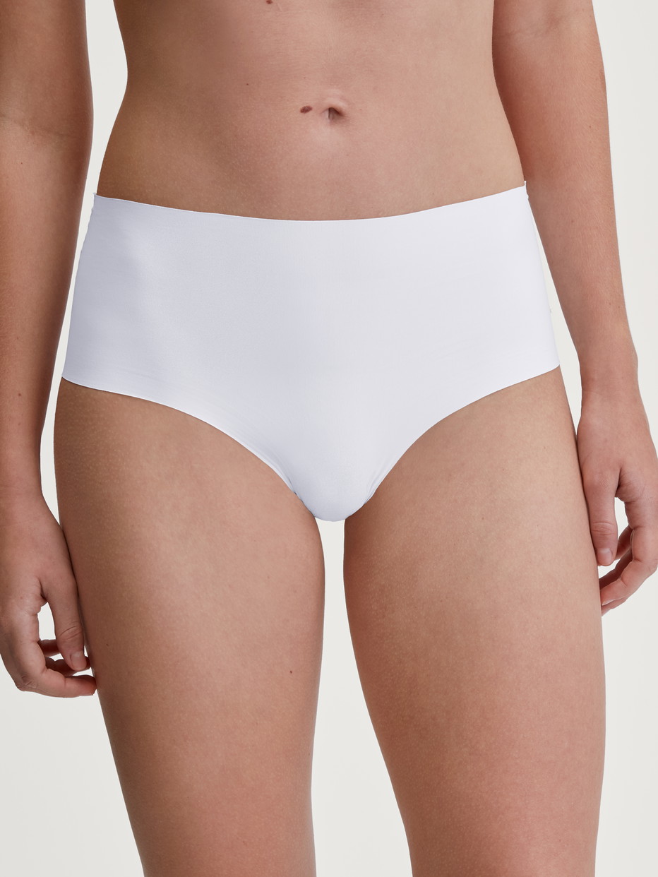 Damen-Model trägt Nahtloser Midi-Slip, Clean-Cut aus Polyamid in Weiß, Einfarbig aus Serie Sleek Skin von CALIDA, Vorderansicht
