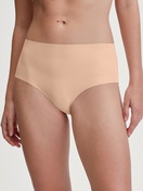 Le mannequin Femme porte le/la Culotte taille haute invisible Clean-Cut en Polyamide de couleur Beige, Unicolore, de la série Sleek Skin de CALIDA, Vue de face
