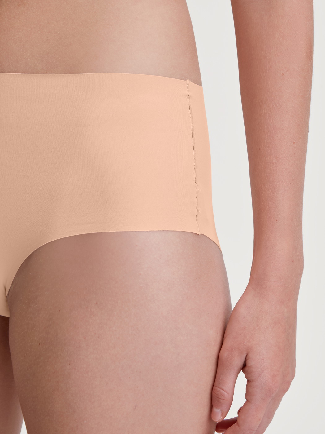 Le mannequin Femme porte le/la Culotte taille haute invisible Clean-Cut en Polyamide de couleur Beige, Unicolore, de la série Sleek Skin de CALIDA, Détail