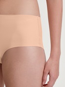 Le mannequin Femme porte le/la Culotte taille haute invisible Clean-Cut en Polyamide de couleur Beige, Unicolore, de la série Sleek Skin de CALIDA, Détail