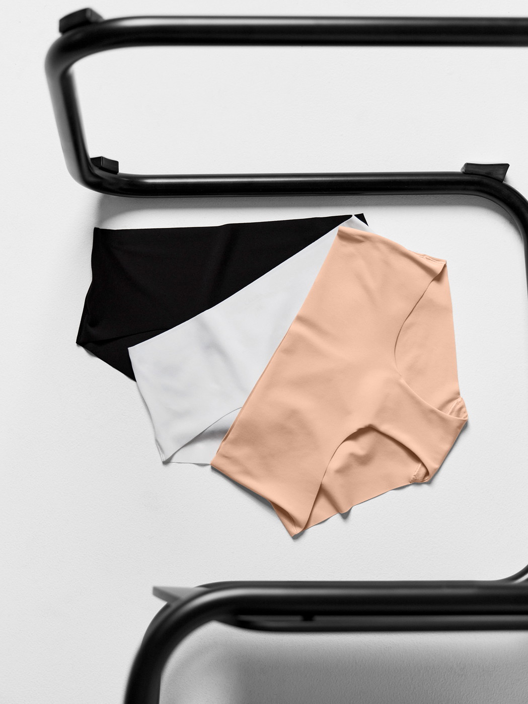 Le mannequin Femme porte le/la Culotte taille haute invisible Clean-Cut en Polyamide de couleur Beige, Unicolore, de la série Sleek Skin de CALIDA, Image supplémentaire