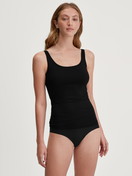 Women model is wearing Seamless Clean-Cut Midi Brief made of Polyamide in Black, Unicoloured from the Sleek Skin series by CALIDA, Outfit