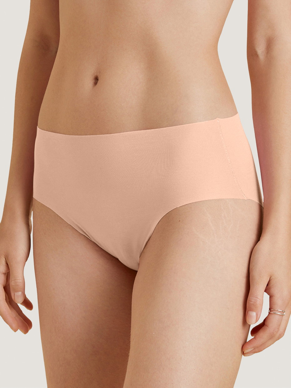 Damen-Model trägt Seamless-Midi-Slip aus Modal in Rosa, Einfarbig aus Serie Natural Skin von CALIDA, Vorderansicht