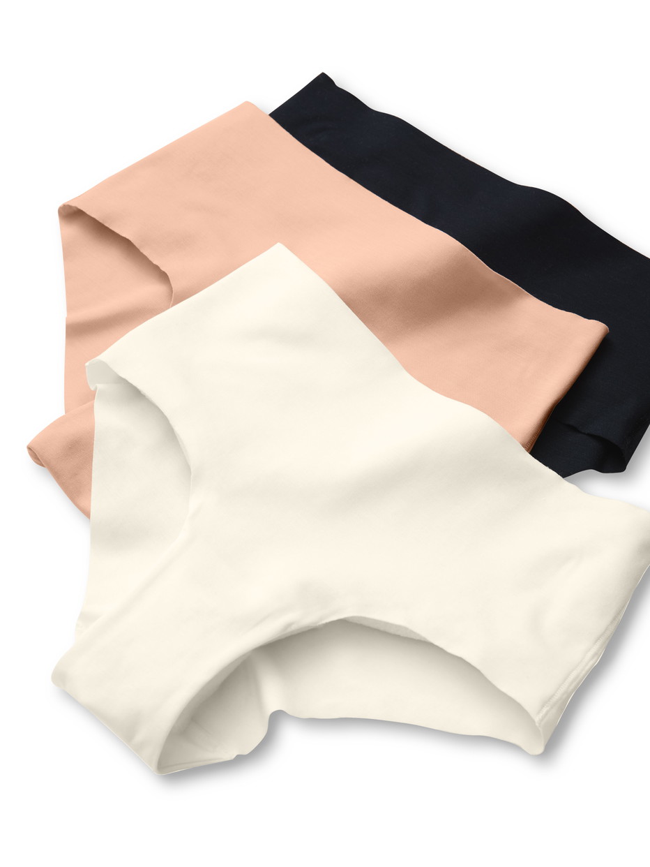 Damen-Model trägt Seamless-Midi-Slip aus Modal in Rosa, Einfarbig aus Serie Natural Skin von CALIDA, Zusatzbild