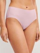 Damen-Model trägt Seamless-Midi-Slip aus Modal in Violett, Einfarbig aus Serie Natural Skin von CALIDA, Vorderansicht
