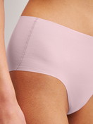 Damen-Model trägt Seamless-Midi-Slip aus Modal in Violett, Einfarbig aus Serie Natural Skin von CALIDA, Vorderansicht