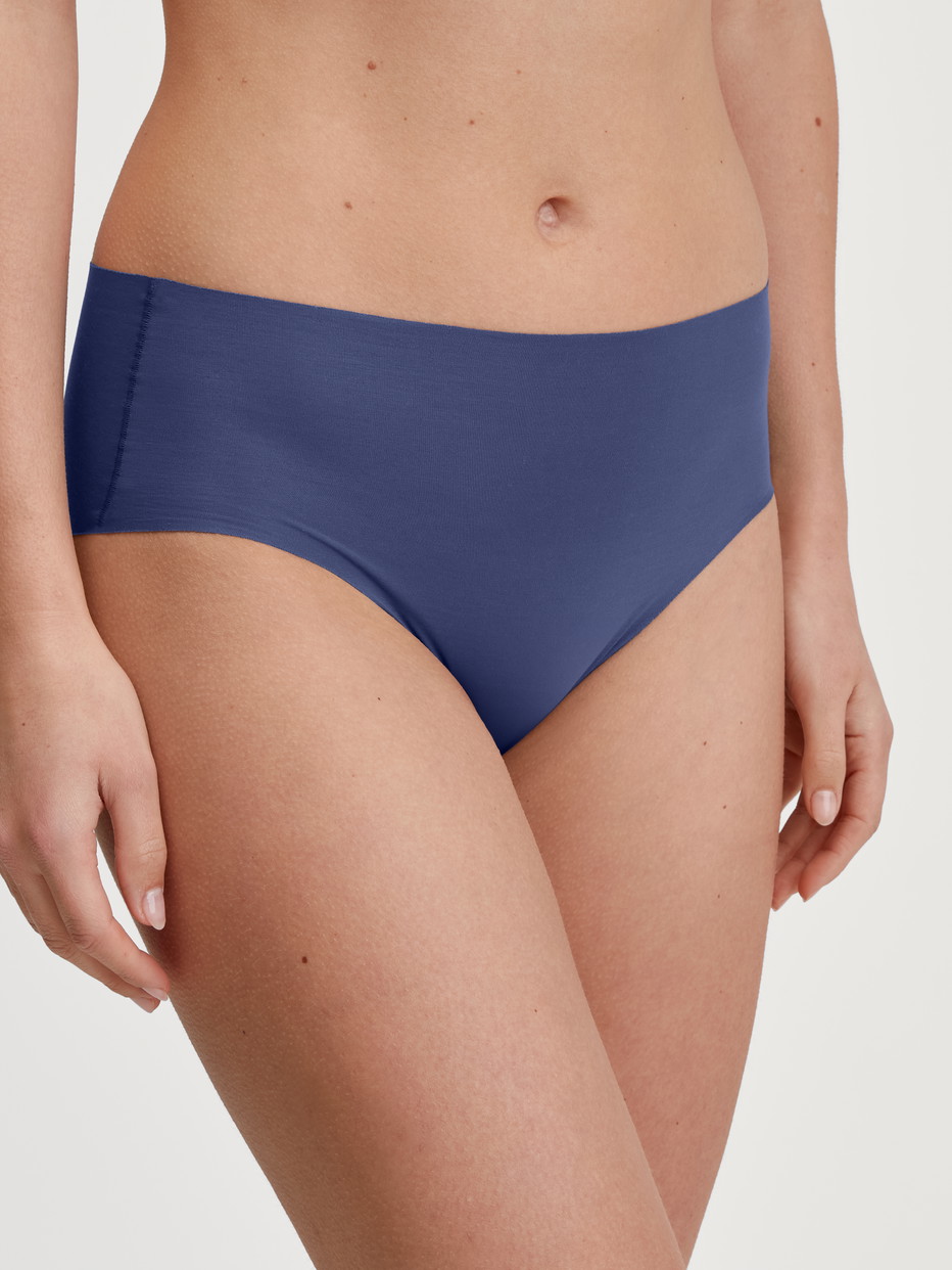 Le mannequin Femme porte le/la Culotte en Modal de couleur Bleu, Unicolore, de la série Natural Skin de CALIDA, Vue de face