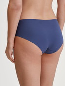 Damen-Model trägt Seamless-Midi-Slip aus Modal in Blau, Einfarbig aus Serie Natural Skin von CALIDA, Rückansicht