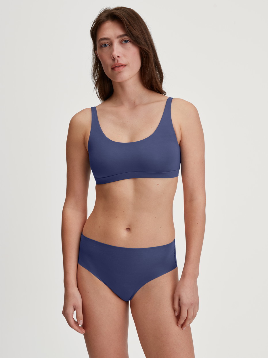 Le mannequin Femme porte le/la Culotte en Modal de couleur Bleu, Unicolore, de la série Natural Skin de CALIDA, Tenue