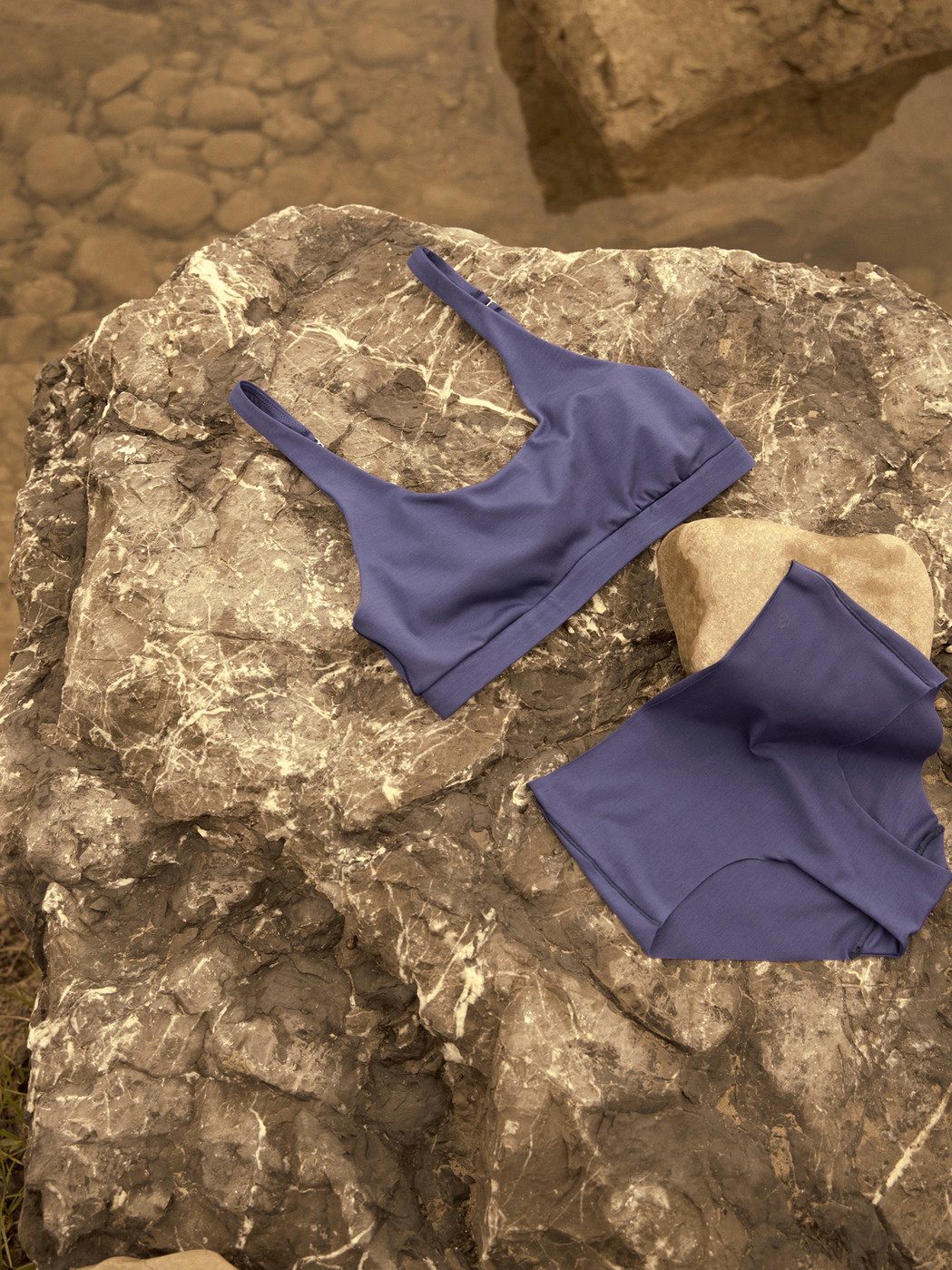 Damen - Seamless-Midi-Slip aus Modal in Blau, Einfarbig aus Serie Natural Skin von CALIDA, Detail