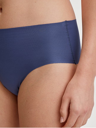 Damen-Model trägt Seamless-Midi-Slip aus Modal in Blau, Einfarbig aus Serie Natural Skin von CALIDA, Vorderansicht