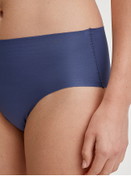 Damen-Model trägt Seamless-Midi-Slip aus Modal in Blau, Einfarbig aus Serie Natural Skin von CALIDA, Vorderansicht