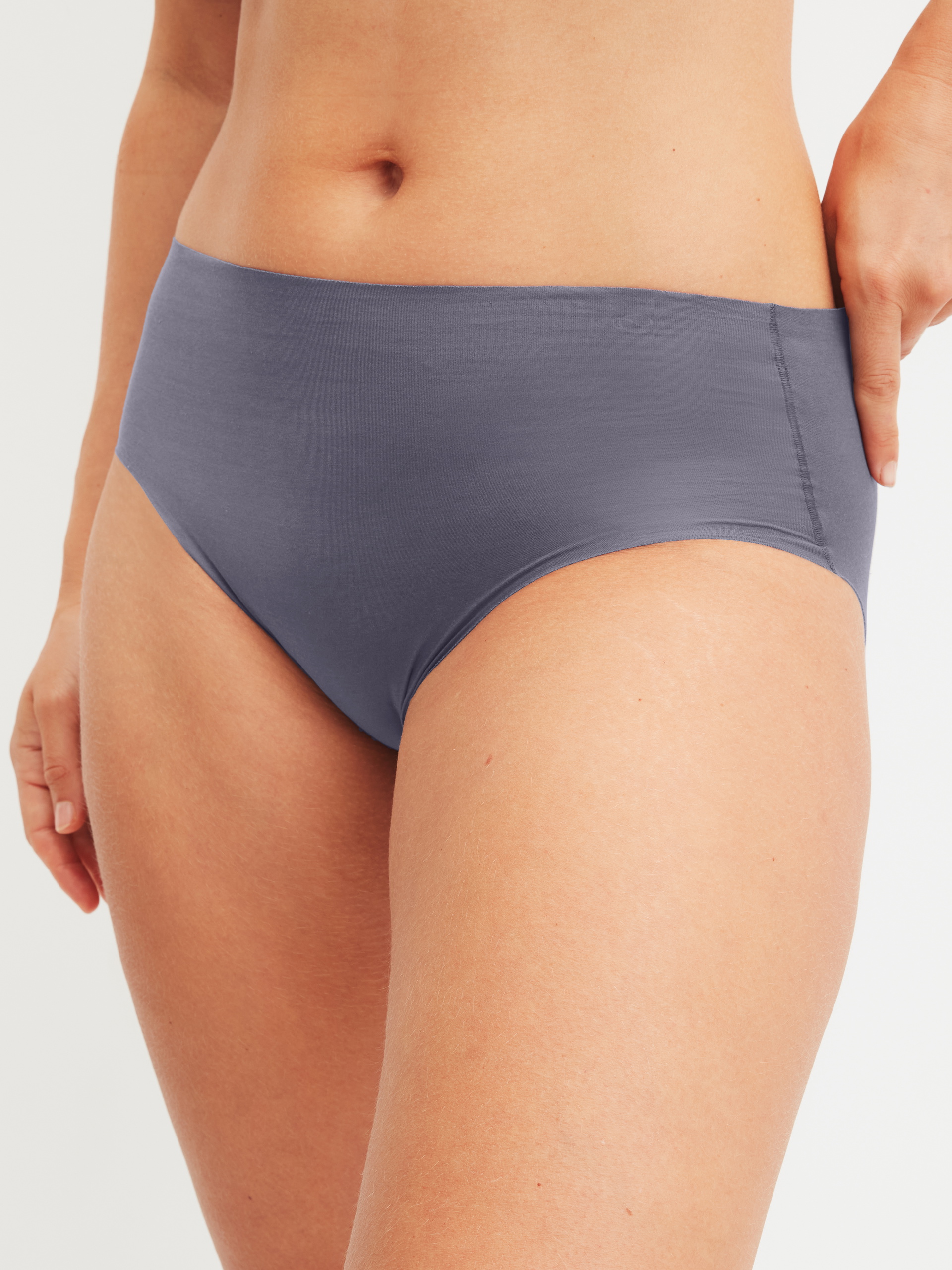 La modella / Il modello Donna indossa Slip in Modal di colore Grigio, Tinta unita, della serie Natural Skin di CALIDA, Vista frontale