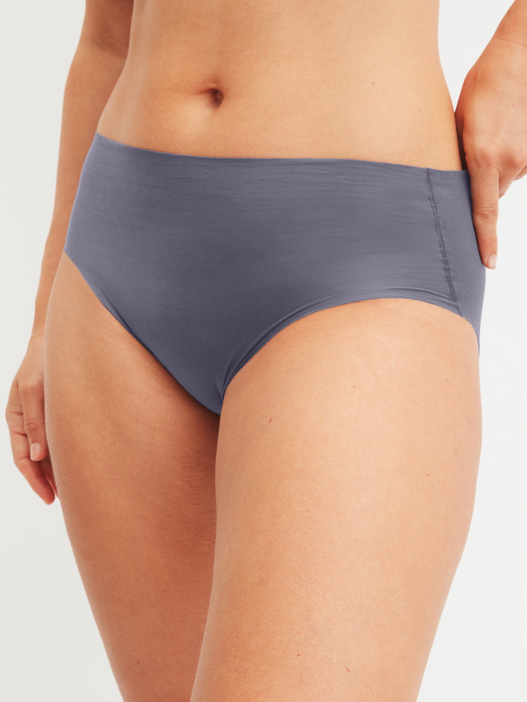 Le mannequin Femme porte le/la Culotte en Modal de couleur Gris, Unicolore, de la série Natural Skin de CALIDA, Vue de face