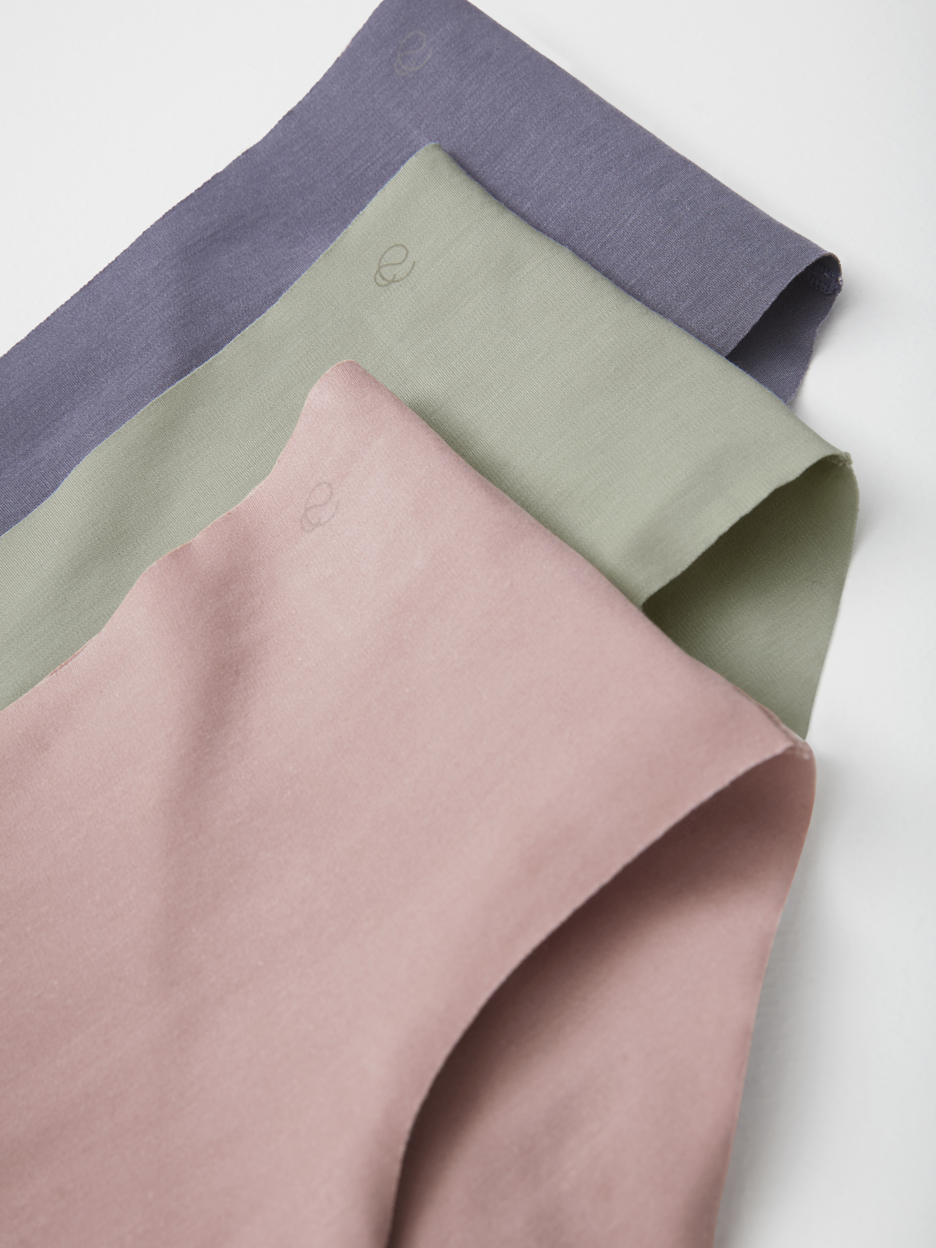 La modella / Il modello Donna indossa Slip in Modal di colore Verde, Tinta unita, della serie Natural Skin di CALIDA, Immagine aggiuntiva