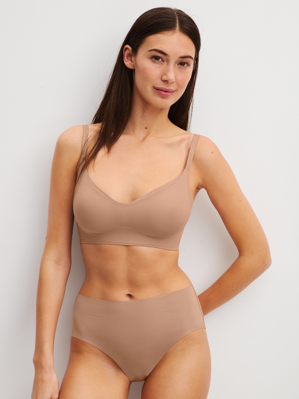 Le mannequin Femme porte le/la Culotte en Modal de couleur Marron, Unicolore, de la série Natural Skin de CALIDA, Tenue