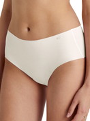 Le mannequin Femme porte le/la Culotte en Modal de couleur Blanc, Unicolore, de la série Natural Skin de CALIDA, Vue de face