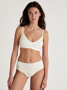 Le mannequin Femme porte le/la Culotte en Modal de couleur Blanc, Unicolore, de la série Natural Skin de CALIDA, Tenue