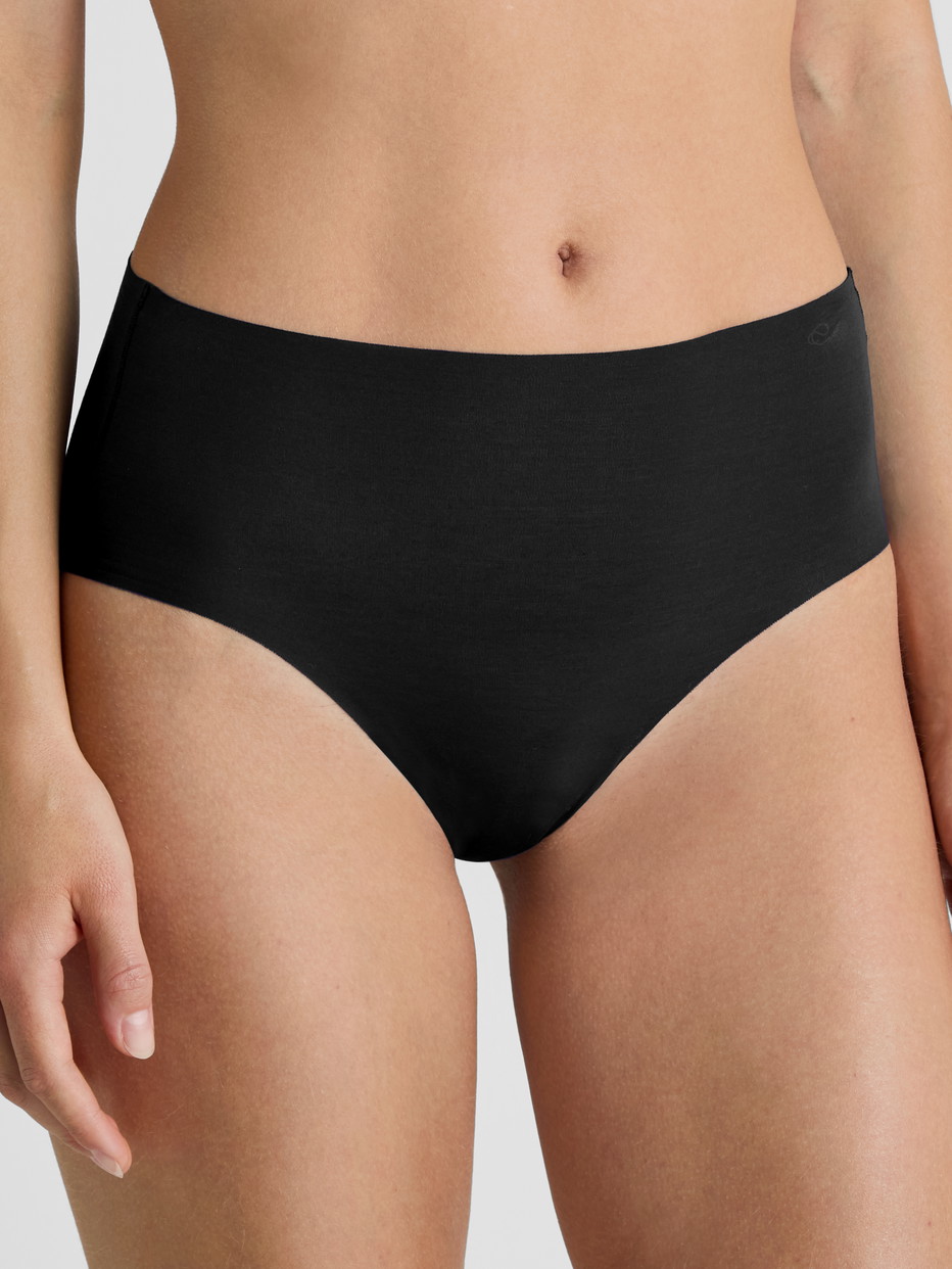 Damen-Model trägt Seamless-Midi-Slip aus Modal in Schwarz, Einfarbig aus Serie Natural Skin von CALIDA, Vorderansicht