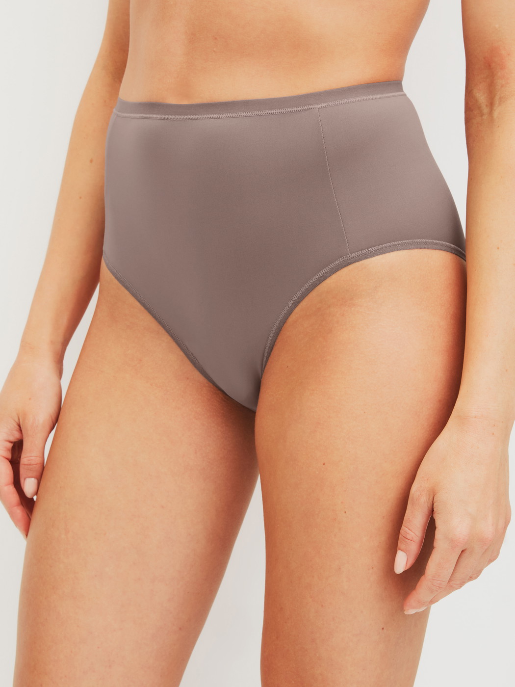 Le mannequin Femme porte le/la slips taille haute, lot de 3 en Polyamide de couleur Marron, Unicolore, de la série Eco Sense Special de CALIDA, Vue de face