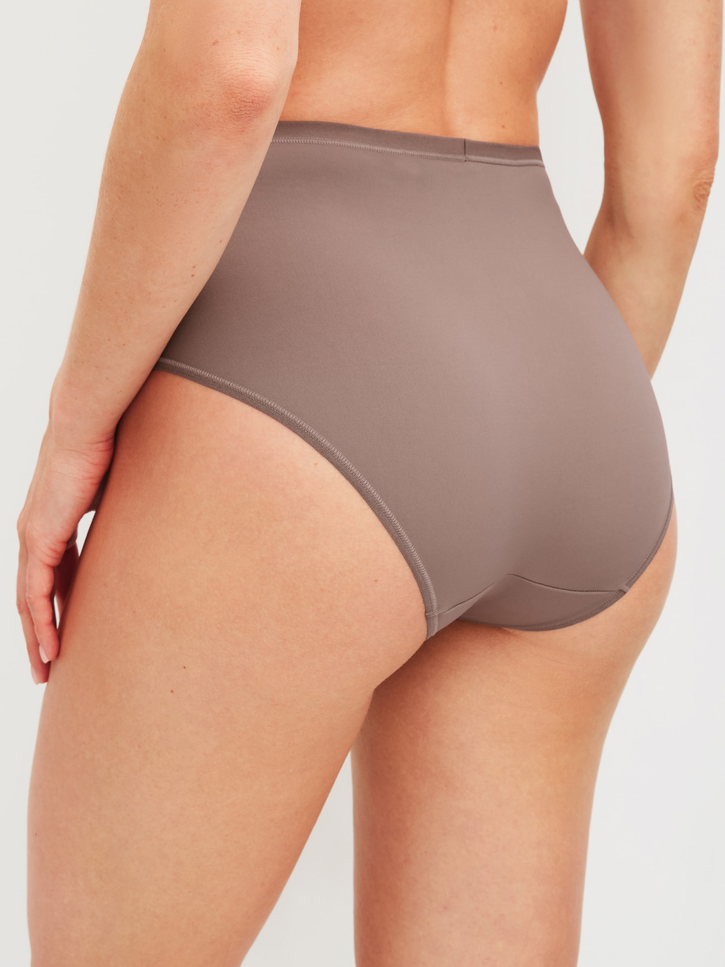 Le mannequin Femme porte le/la slips taille haute, lot de 3 en Polyamide de couleur Marron, Unicolore, de la série Eco Sense Special de CALIDA, Vue arrière