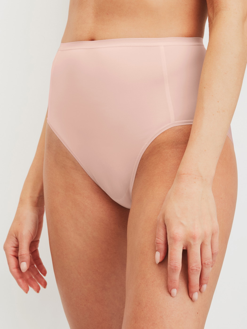 Le mannequin Femme porte le/la slips taille haute, lot de 3 en Polyamide de couleur Marron, Unicolore, de la série Eco Sense Special de CALIDA, Image supplémentaire