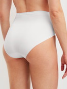 Le mannequin Femme porte le/la slips taille haute, lot de 3 en Polyamide de couleur Marron, Unicolore, de la série Eco Sense Special de CALIDA, Image supplémentaire
