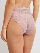 Damen-Model trägt Slip, high waist aus Polyamid in Violett, Spitze aus Serie Love Lace von CALIDA, Rückansicht