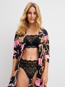 Damen-Model trägt Slip, high waist aus Polyamid in Schwarz, Spitze aus Serie Love Lace von CALIDA, Zusatzbild