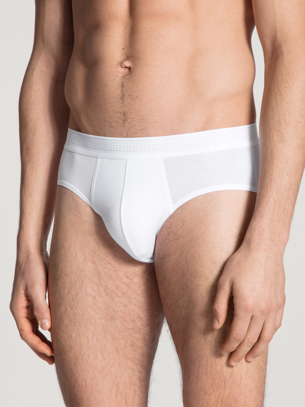 Herren-Model trägt Slip mit Softbund aus Lyocell in Weiß, Einfarbig aus Serie Focus von CALIDA, Vorderansicht
