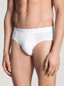 Herren-Model trägt Slip mit Softbund aus Lyocell in Weiß, Einfarbig aus Serie Focus von CALIDA, Vorderansicht