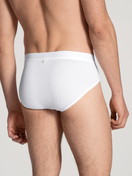 Herren-Model trägt Slip mit Softbund aus Lyocell in Weiß, Einfarbig aus Serie Focus von CALIDA, Rückansicht
