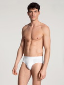 Herren-Model trägt Slip mit Softbund aus Lyocell in Weiß, Einfarbig aus Serie Focus von CALIDA, Outfit, Vorderansicht