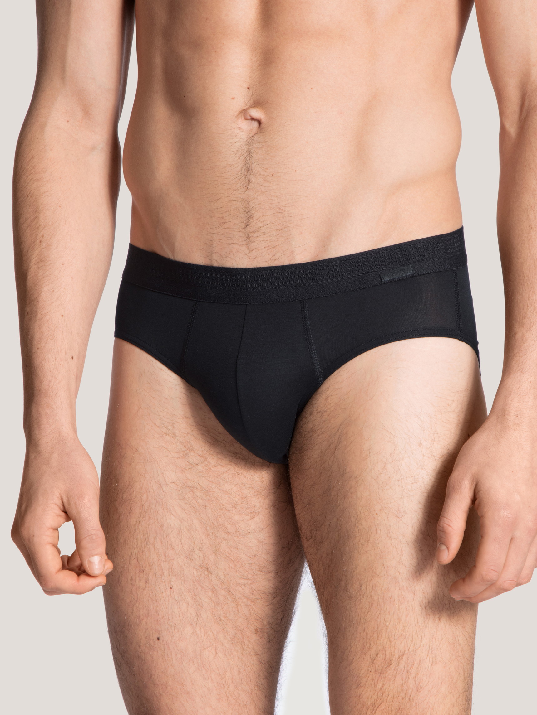 Herren-Model trägt Slip mit Softbund aus Lyocell in Schwarz, Einfarbig aus Serie Focus von CALIDA, Vorderansicht