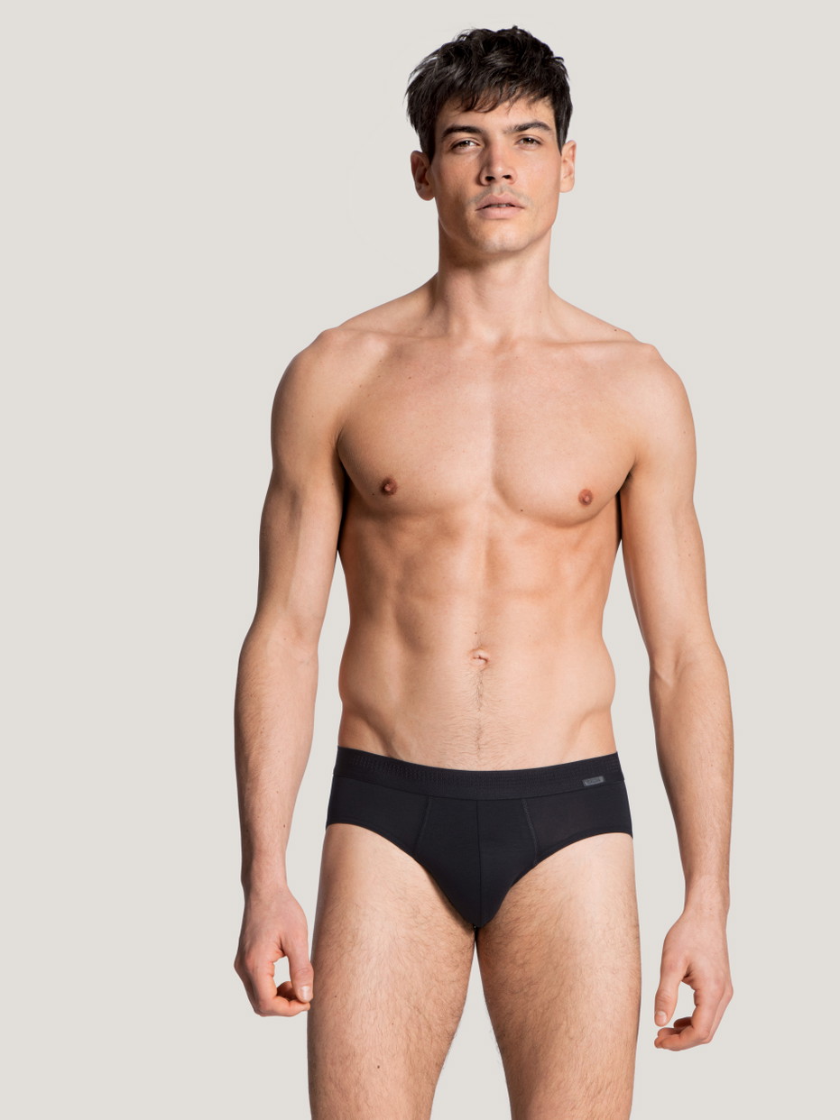 Herren-Model trägt Slip mit Softbund aus Lyocell in Schwarz, Einfarbig aus Serie Focus von CALIDA, Outfit, Vorderansicht