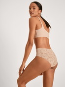 Le mannequin Femme porte le/la Culotte en Modal de couleur Rose, Dentelle, de la série Natural Skin Lace de CALIDA, Vue arrière