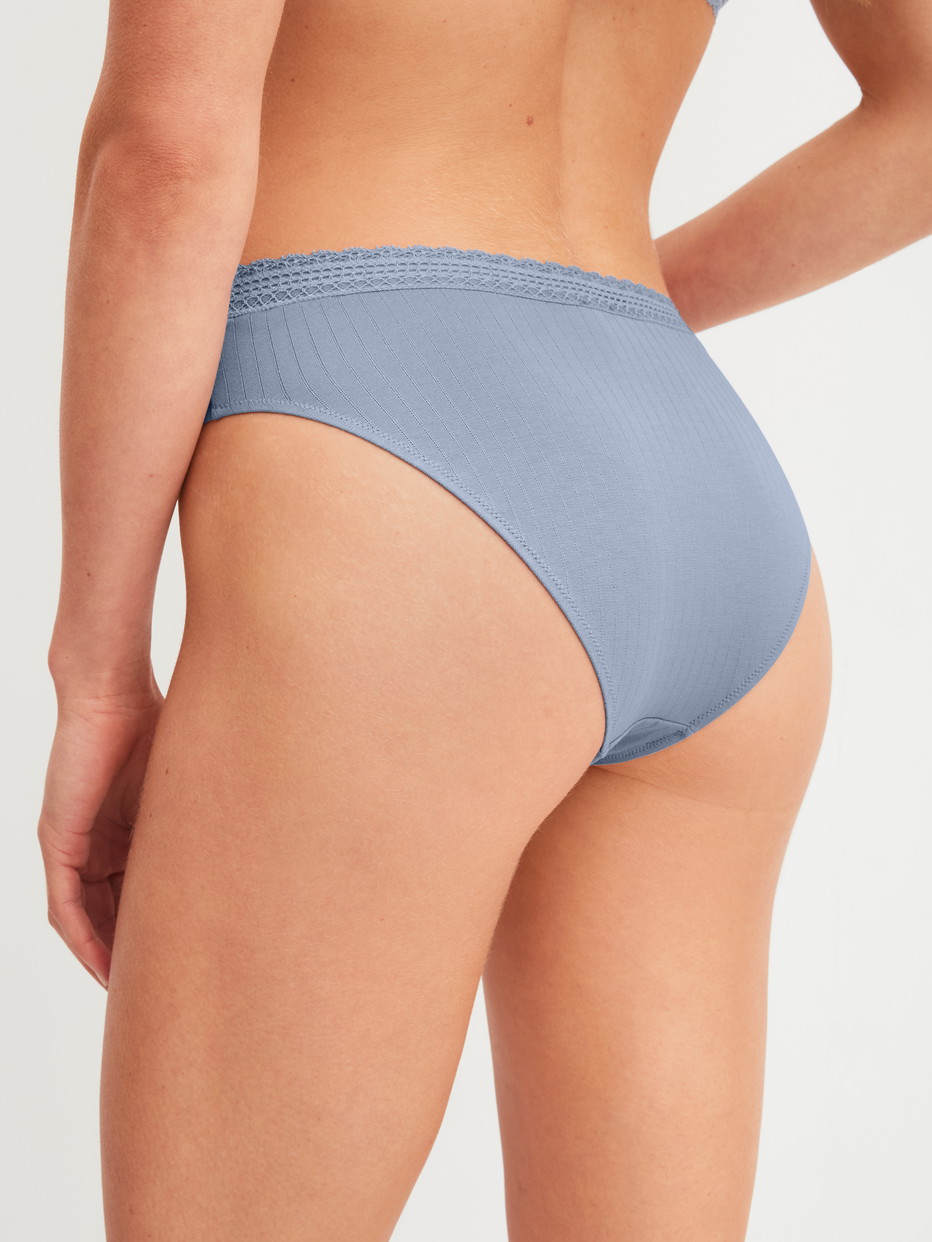 Damen-Model trägt Brazil-Slip aus Modal in Blau, Spitze aus Serie Etude Ajours von CALIDA, Rückansicht