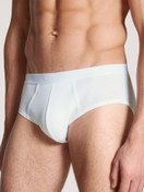Herren-Model trägt Slip, 2er-Pack aus 100% Baumwolle in Weiß, Einfarbig aus Serie Natural Benefit von CALIDA, Vorderansicht