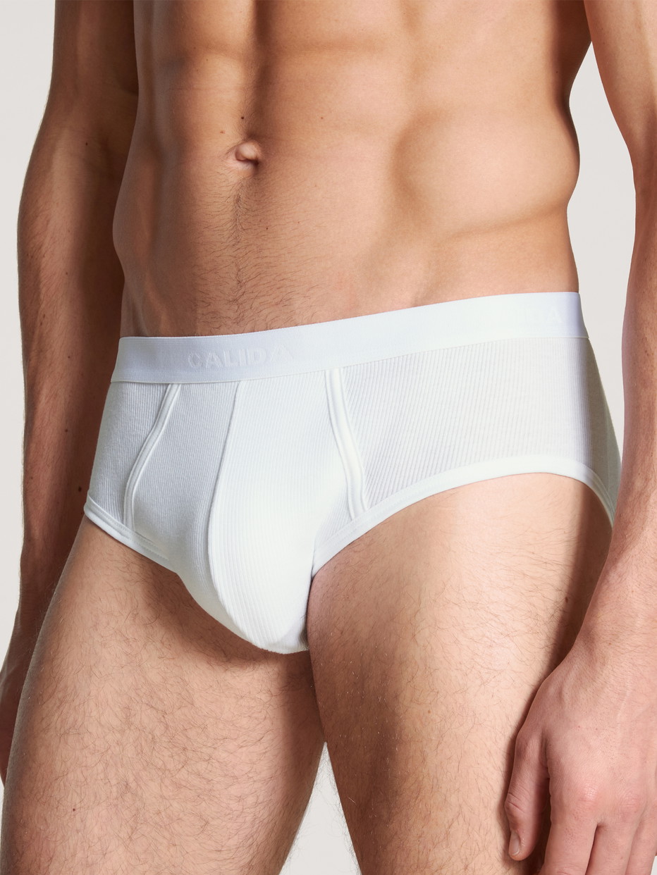Herren-Model trägt Slip, 2er-Pack aus 100% Baumwolle in Weiß, Einfarbig aus Serie Natural Benefit von CALIDA, Vorderansicht