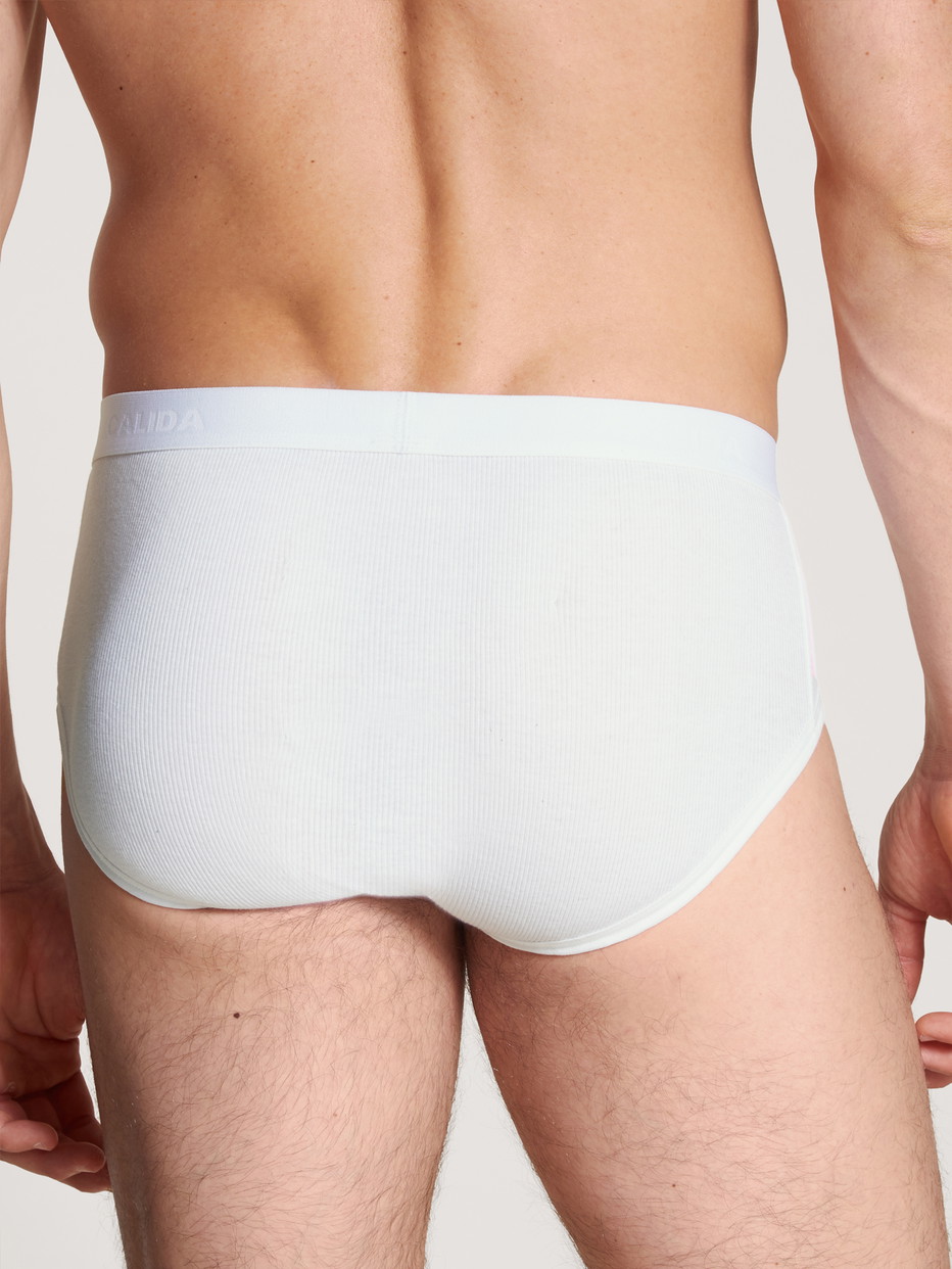Herren-Model trägt Slip, 2er-Pack aus 100% Baumwolle in Weiß, Einfarbig aus Serie Natural Benefit von CALIDA, Rückansicht