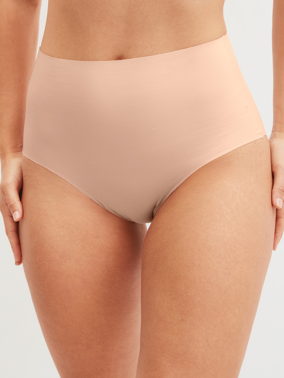Damen-Model trägt Seamless High-Waist Slip aus Modal in Rosa, Einfarbig aus Serie Natural Skin von CALIDA, Vorderansicht