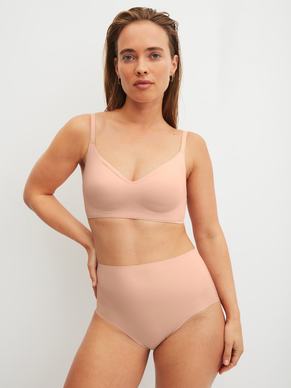 Damen-Model trägt Seamless High-Waist Slip aus Modal in Rosa, Einfarbig aus Serie Natural Skin von CALIDA, Outfit